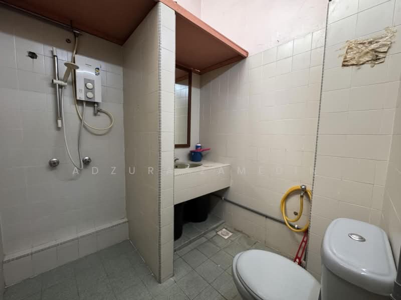 3-storey Terraced House for Sale in Taman Desa Seputeh (Seputeh) - Adzura Zamedin - Bathroom - PropertyGuru.com.my