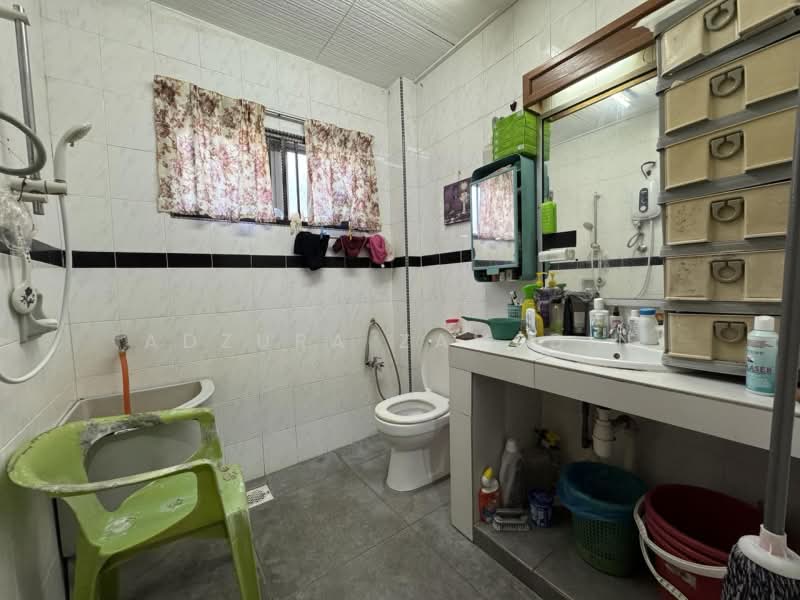 3-storey Terraced House for Sale in Taman Desa Seputeh (Seputeh) - Adzura Zamedin - Bathroom - PropertyGuru.com.my