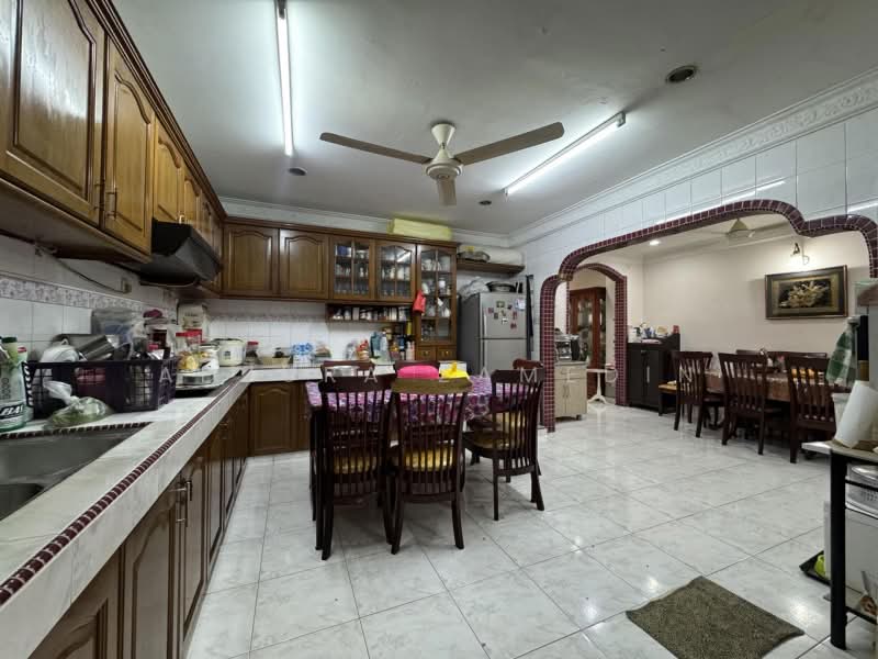 3-storey Terraced House for Sale in Taman Desa Seputeh (Seputeh) - Adzura Zamedin - Kitchen - PropertyGuru.com.my