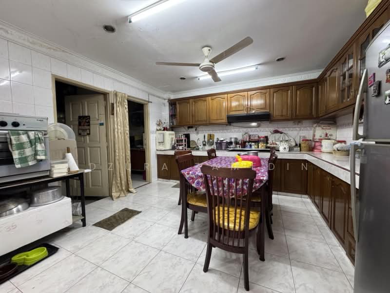 3-storey Terraced House for Sale in Taman Desa Seputeh (Seputeh) - Adzura Zamedin - Kitchen - PropertyGuru.com.my