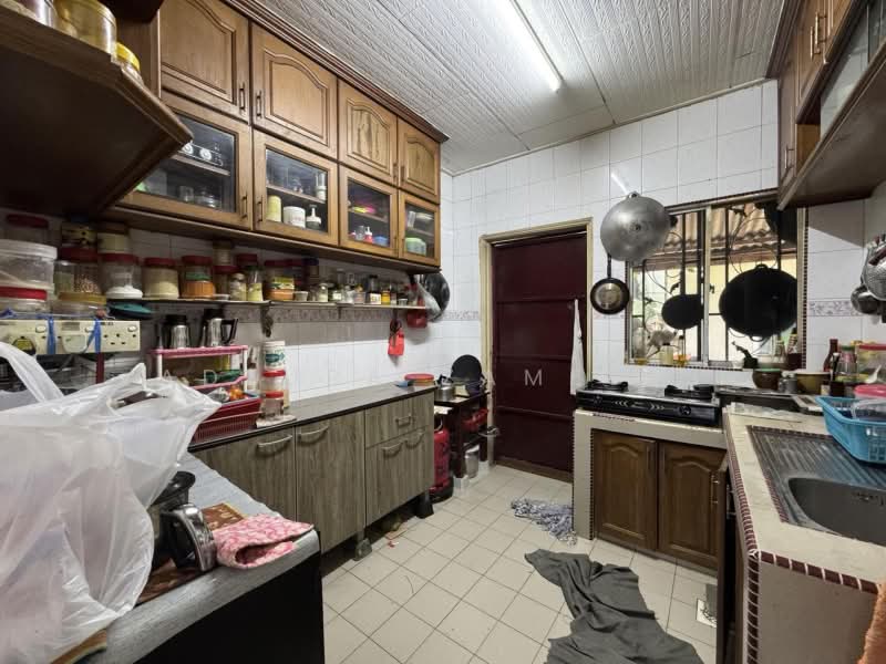 3-storey Terraced House for Sale in Taman Desa Seputeh (Seputeh) - Adzura Zamedin - Kitchen - PropertyGuru.com.my