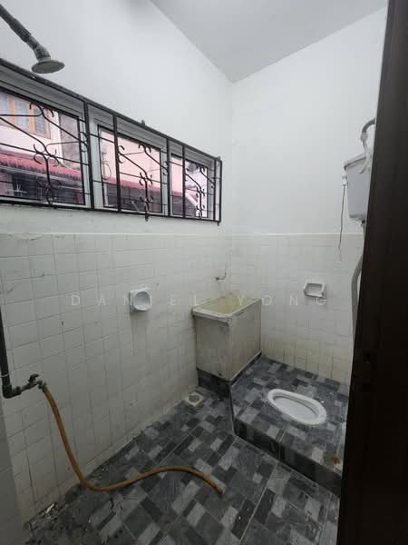 2-storey Terraced House for Sale in Taman Sri Kluang (Kluang) - Daniel Yong - Bathroom - PropertyGuru.com.my