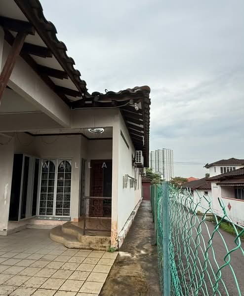 1-storey Terraced House for Sale in Bandar Uda Utama (Johor Bahru) - Wallace Ang - Exterior - PropertyGuru.com.my