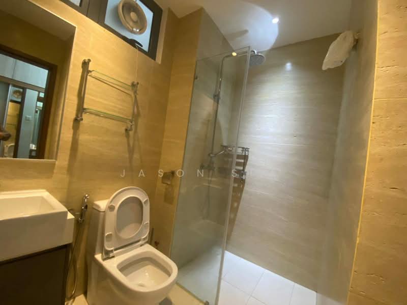 Servis Apartment untuk Disewa di Crescent Bay Suites (Teluk Bayu) - Jason Sim - Bathroom - PropertyGuru.com.my