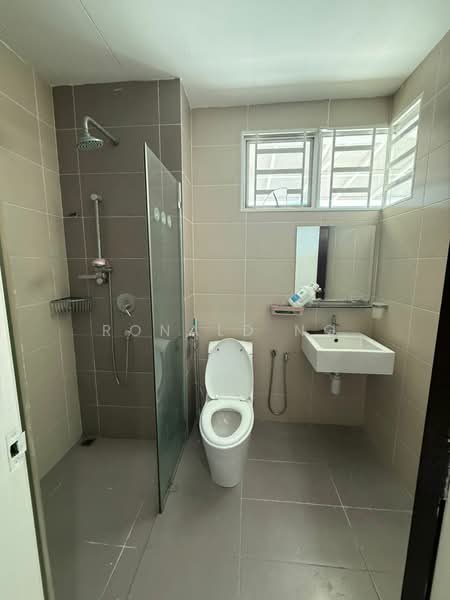 Rumah Teres untuk Disewa di Sungai Ara (Penang) - Ronald Ng - Bathroom - PropertyGuru.com.my