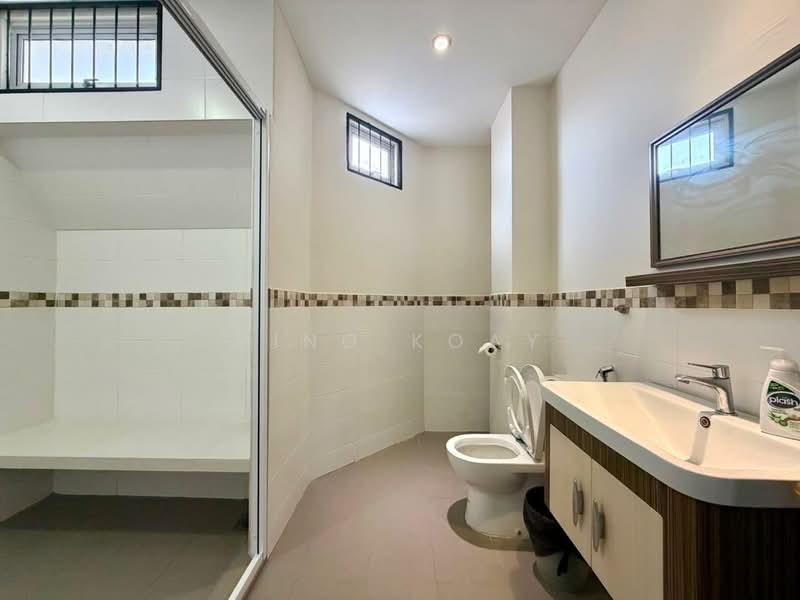 Rumah Berkembar untuk Dijual di Fettes Park (Tanjung Tokong) - Ping Koay - Bathroom - PropertyGuru.com.my