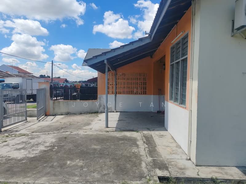 Rumah Teres 1 Tingkat untuk Disewa di Taman Ungku Tun Aminah (Skudai) - Joyce Tan - Car Porch - PropertyGuru.com.my