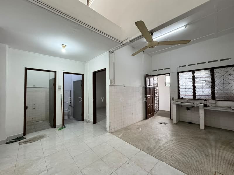 1-storey Terraced House for Sale in Taman Johor Jaya (Johor Bahru) - Eddy Chan - Bathroom - PropertyGuru.com.my