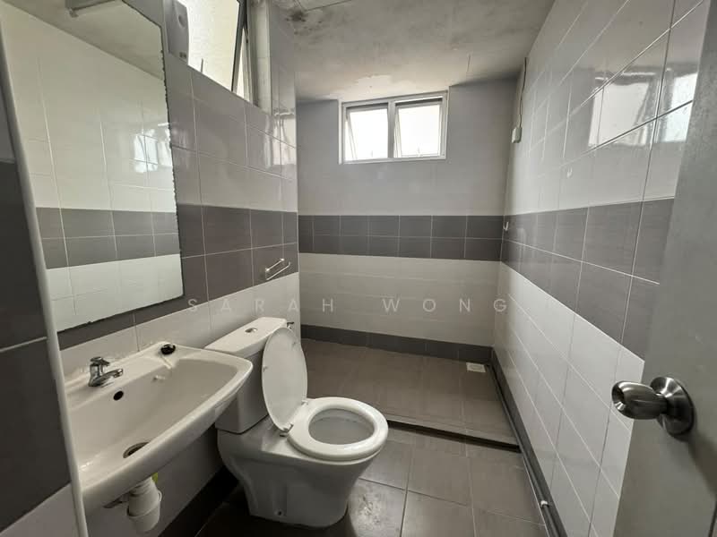 Pangsapuri untuk Disewa di Menara Rajawali - Sarah Wong - Master Bedroom Bathroom  - PropertyGuru.com.my