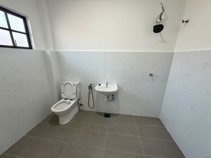 Rumah Teres 2 Tingkat untuk Dijual di Bandar Country Homes (Rawang) - SK Luk - Bathroom - PropertyGuru.com.my