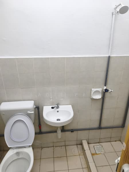 Apartment for Rent at Pangsapuri Lagoon Perdana - Eadie Paw - Bathroom - PropertyGuru.com.my
