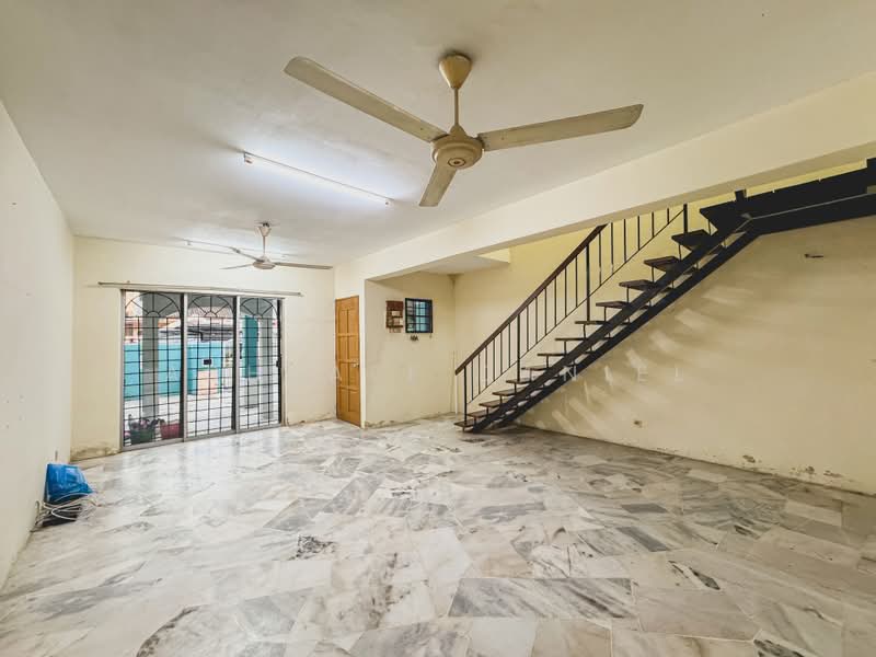 Rumah Teres untuk Disewa di Bandar Country Homes (Rawang) - Ashraff Daniel - Living Room - PropertyGuru.com.my