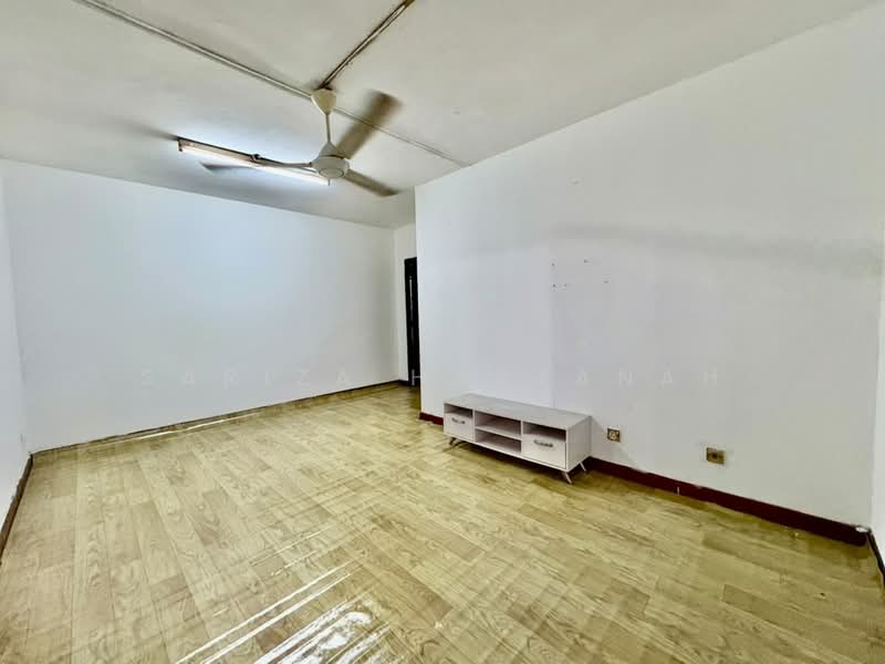 Rumah Flat untuk Dijual di Flat PKNS Seksyen 8 - Sariza Hartanah - Living Room - PropertyGuru.com.my