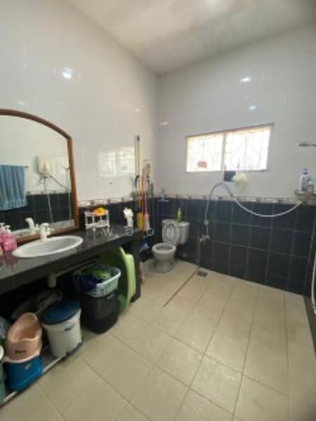 Bungalow House untuk Dijual di Taman Datuk Palembang (Bukit Baru) - Woon . - Bathroom - PropertyGuru.com.my