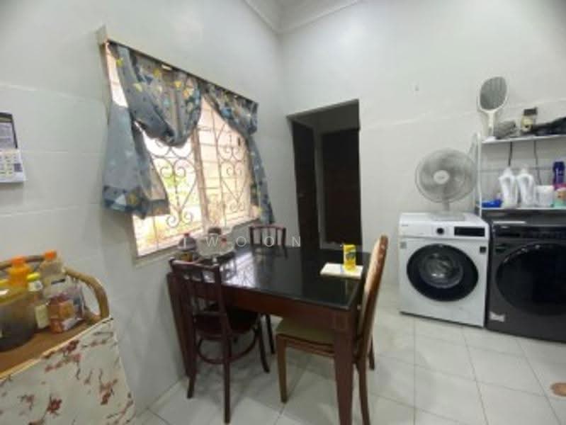 Bungalow House untuk Dijual di Taman Datuk Palembang (Bukit Baru) - Woon . - Dining Room - PropertyGuru.com.my