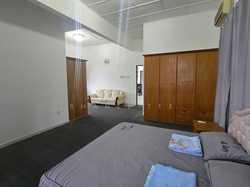 Bungalow for Sale in Taman Sri Kluang (Kluang) - Shanel Tee - Bedroom - PropertyGuru.com.my
