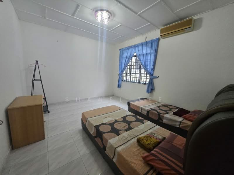 Bungalow for Sale in Taman Sri Kluang (Kluang) - Shanel Tee - Bedroom - PropertyGuru.com.my