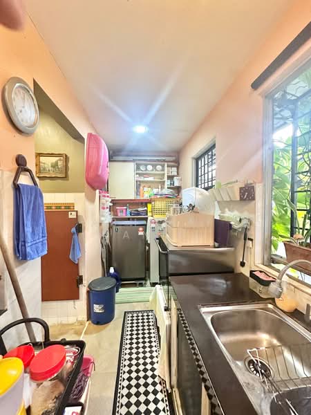 1-storey Terraced House for Sale in Seksyen 18 (Shah Alam) - Ashraff Daniel - Kitchen - PropertyGuru.com.my