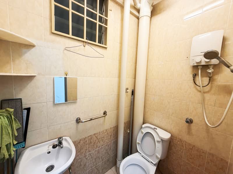 Pangsapuri untuk Disewa di Relau Vista Apartment - Jerry Tan - Bathroom - PropertyGuru.com.my