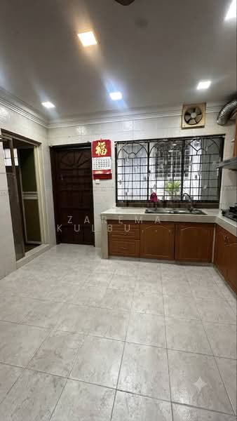 Rumah Teres 2 Tingkat untuk Dijual di Taman Desa Serdang (Seri Kembangan) - Zarema Kulbuzheva - Kitchen - PropertyGuru.com.my