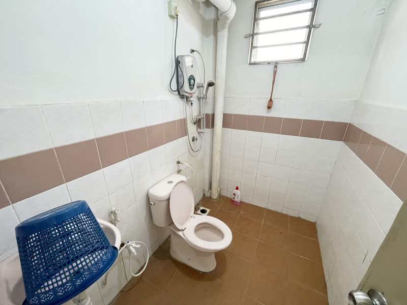 Apartment for Rent at Apartment Taman Topaz - Eiffel Lai - Bathroom - PropertyGuru.com.my
