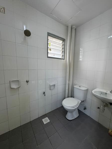 Pangsapuri untuk Disewa di Pangsapuri Akasia (Bandar Botanic) - Hong Ng - Bathroom - PropertyGuru.com.my