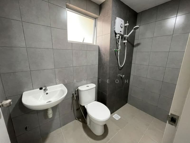 Kondominium untuk Disewa di Residensi Sateria - Ryan Teoh - Bathroom - PropertyGuru.com.my