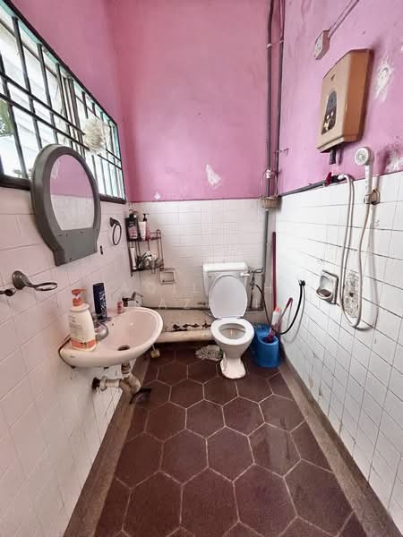 Rumah Teres 2 Tingkat untuk Dijual di Seksyen 2, Taman Kinrara (Puchong) - Aqillah Razali - Bathroom - PropertyGuru.com.my