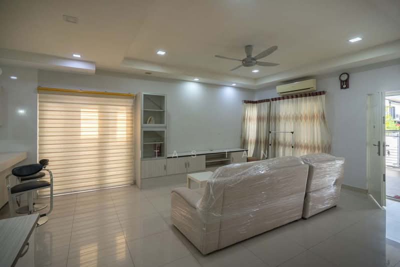Rumah Berkembar untuk Dijual di Setia Impian (Setia Alam) - Vitas Tan - Living Room - PropertyGuru.com.my