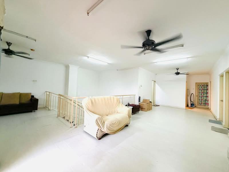 Kondominium untuk Dijual di Putra Villa - Sam Jamal - Living Room - PropertyGuru.com.my