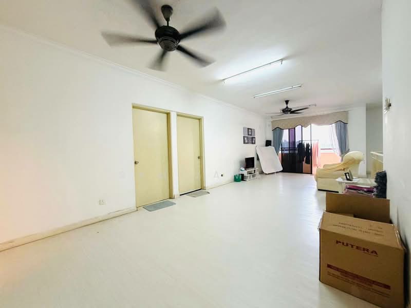 Kondominium untuk Dijual di Putra Villa - Sam Jamal - Living Room - PropertyGuru.com.my