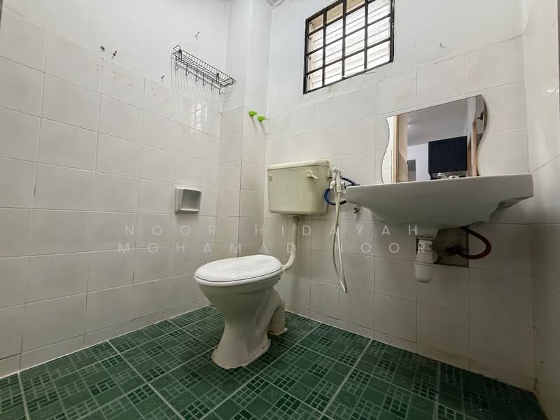 Rumah Teres untuk Dijual di Taman Pinggiran Senawang (Sungai Gadut) - Noor Hidayah Mohamad Noor - Bathroom - PropertyGuru.com.my