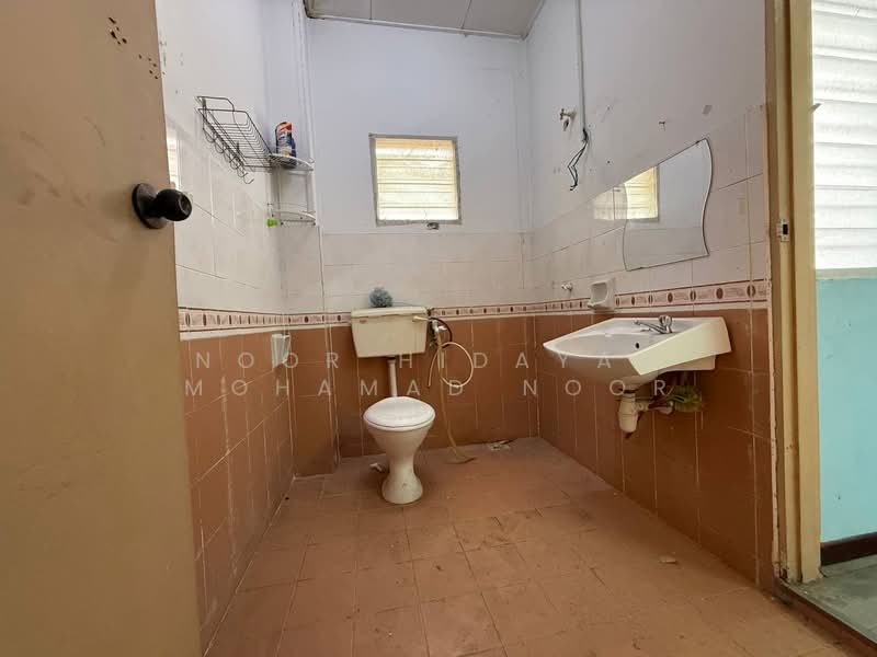 Rumah Teres untuk Dijual di Taman Pinggiran Senawang (Sungai Gadut) - Noor Hidayah Mohamad Noor - Bathroom - PropertyGuru.com.my