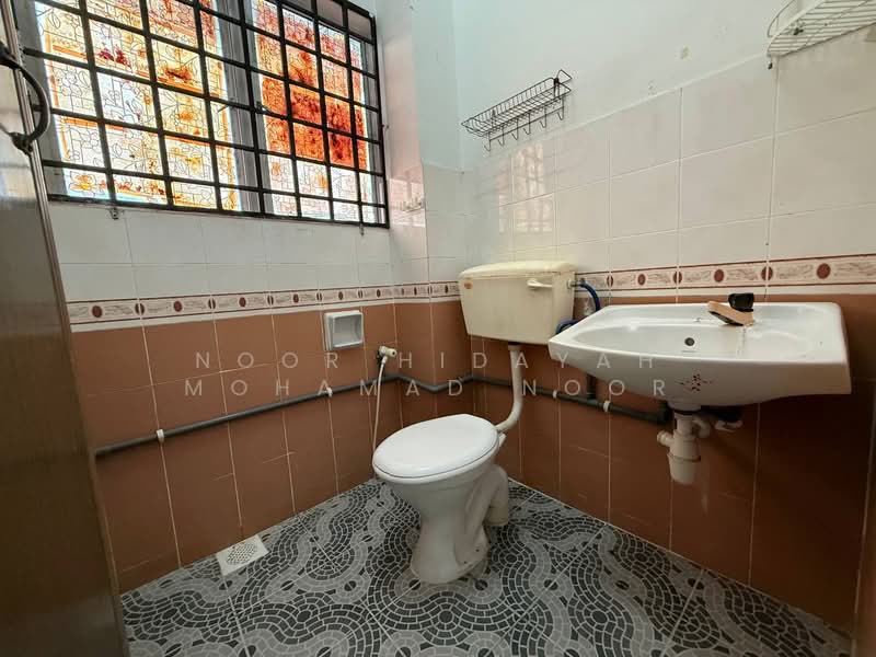 Rumah Teres untuk Dijual di Taman Pinggiran Senawang (Sungai Gadut) - Noor Hidayah Mohamad Noor - Bathroom - PropertyGuru.com.my