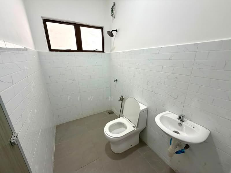 Rumah Teres 2 Tingkat untuk Dijual di Bandar Country Homes (Rawang) - Elwin Mah - Bathroom - PropertyGuru.com.my