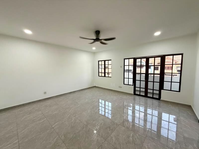 Rumah Teres 2 Tingkat untuk Dijual di Bandar Country Homes (Rawang) - Elwin Mah - Living Room - PropertyGuru.com.my