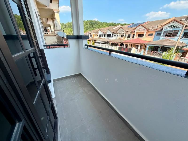 Rumah Teres 2 Tingkat untuk Dijual di Bandar Country Homes (Rawang) - Elwin Mah - Balcony - PropertyGuru.com.my