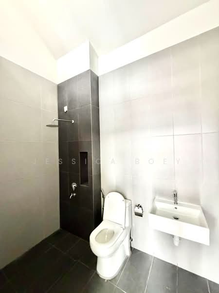 Rumah Teres 2 Tingkat untuk Dijual di Taman Mount Austin (Tebrau) - Jessica Boey - Bathroom - PropertyGuru.com.my
