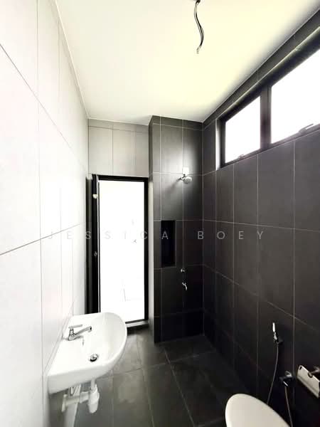 Rumah Teres 2 Tingkat untuk Dijual di Taman Mount Austin (Tebrau) - Jessica Boey - Bathroom - PropertyGuru.com.my