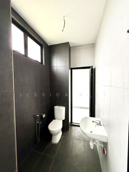 Rumah Teres 2 Tingkat untuk Dijual di Taman Mount Austin (Tebrau) - Jessica Boey - Bathroom - PropertyGuru.com.my