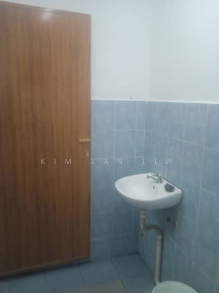 Rumah Flat untuk Disewa di Danau Kota Flat - Kim Lan Liw - Bathroom - PropertyGuru.com.my
