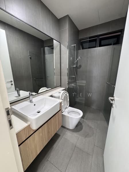 Servis Apartment untuk Disewa di 10 Stonor - Matt Tew - Bathroom - PropertyGuru.com.my