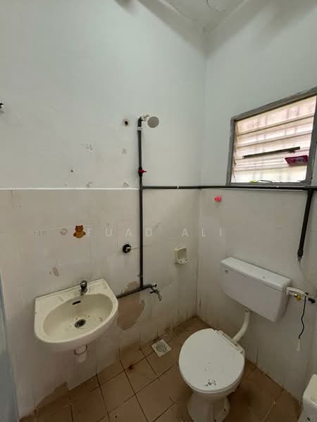 2-storey Terraced House for Sale in Bandar Puncak Alam (Puncak Alam) - Fuad Ali - Bathroom - PropertyGuru.com.my