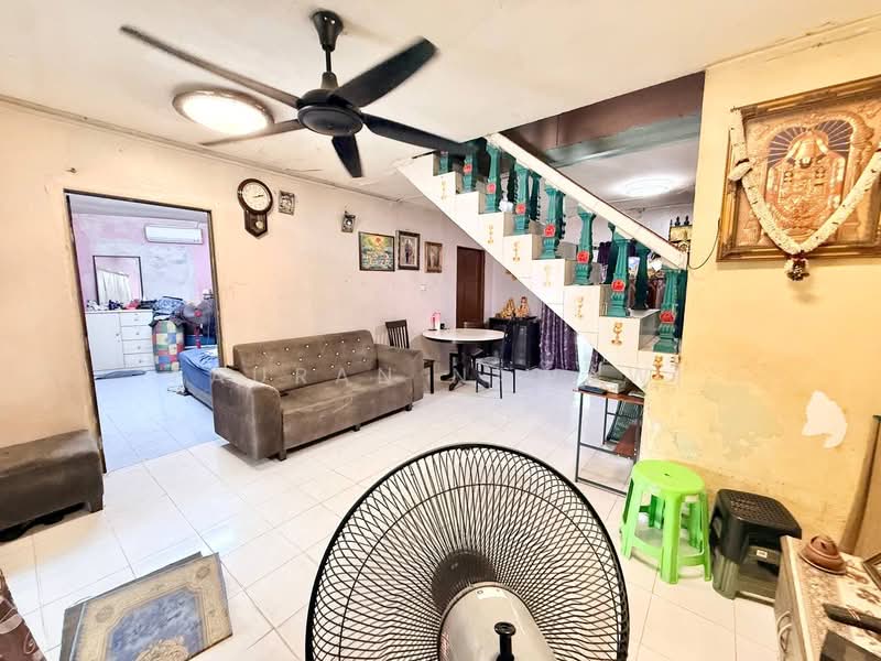 Rumah Teres 2 Tingkat untuk Dijual di Seksyen 19 (Shah Alam) - Fauran Nawawi - Living Room - PropertyGuru.com.my