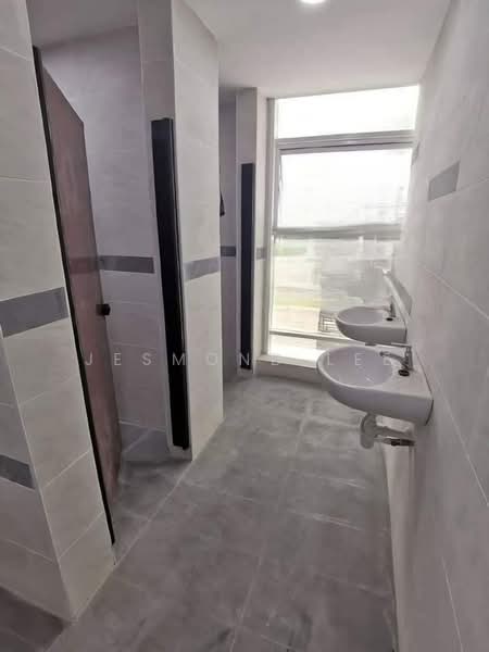 Kilang untuk Disewa di Taman Desa Cemerlang (Ulu Tiram) - Jesmond Lee - Bathroom - PropertyGuru.com.my