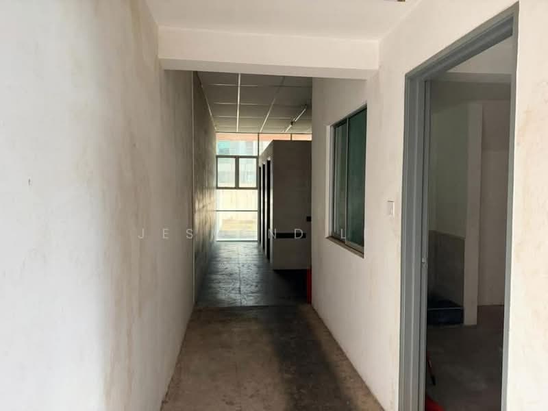 Kilang untuk Disewa di Taman Desa Cemerlang (Ulu Tiram) - Jesmond Lee - Corridor - PropertyGuru.com.my
