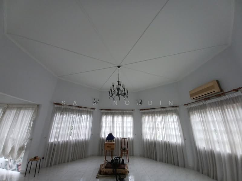 Rumah Banglo untuk Dijual di Seksyen 7 (Shah Alam) - Sa'a Nordin - Living Room - PropertyGuru.com.my