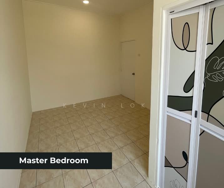 1-storey Terraced House for Sale in Bandar Saujana Putra (Tanjong Duabelas) - Kevin Loke - Master Bedroom - PropertyGuru.com.my