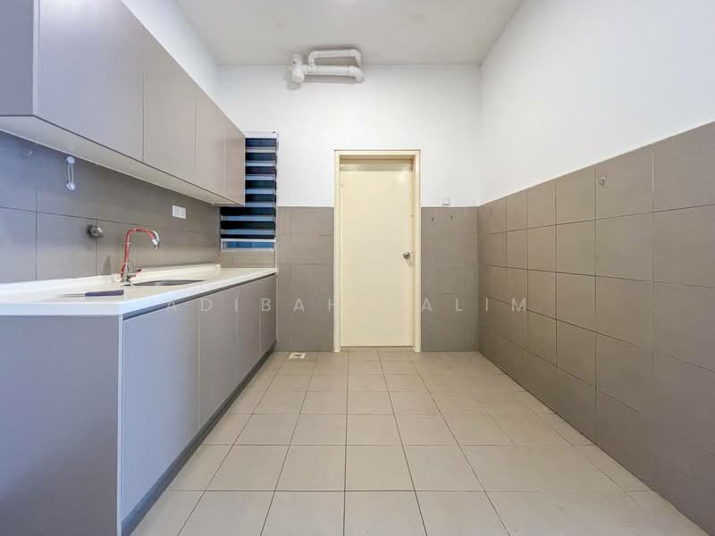 Kondominium untuk Dijual di Lakefront Homes - Adibah Salim - Kitchen - PropertyGuru.com.my