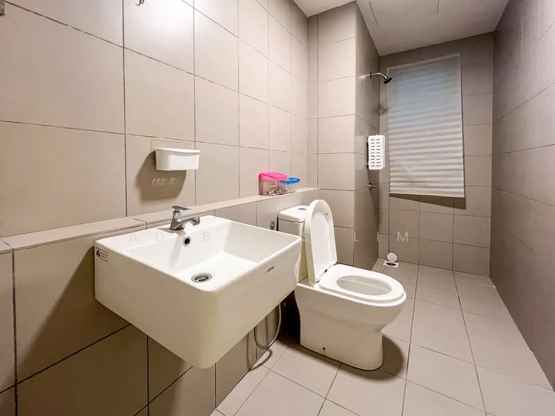 Kondominium untuk Dijual di Lakefront Homes - Adibah Salim - Bathroom - PropertyGuru.com.my